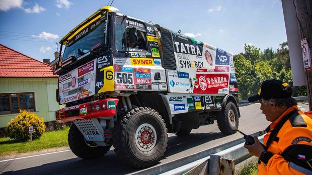 Obři mezi "plackami". Dakarské kamiony uchvátily diváky slavného závodu Ecce Homo