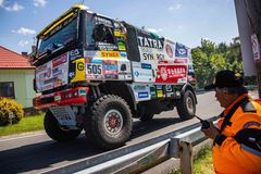 Obři mezi "plackami". Dakarské kamiony uchvátily diváky slavného závodu Ecce Homo