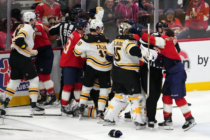 Potyčka, kterou odstartoval útočník Floridy Matthew Tkachuk (vpravo) atakem na brankáře Bostonu Linuse Ullmarka.