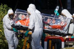 Ebola poprvé zabíjela v Evropě. Obětí je španělský kněz