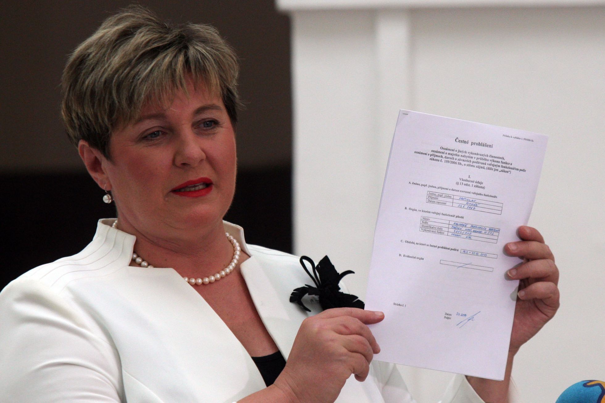 Věra Kovářová ukazuje majetkové přiznání