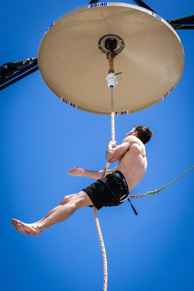 Matěj Cigl při šplhu v Novém Městě nad Metují