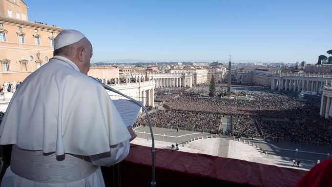 Papež František v tradičním vánočním poselství Městu a světu (Urbi et orbi) dnes vyzval k ukončení konfliktů zejména v zemích Blízkého východu.