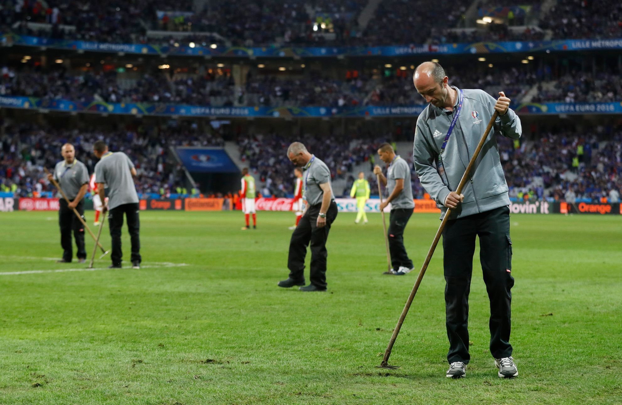 Euro 2016, Švýcarsko-Francie: úprava trávníku o přestávce