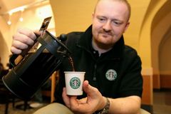 Starbucks v Česku uspěl, nesmí být spojován s kouřením