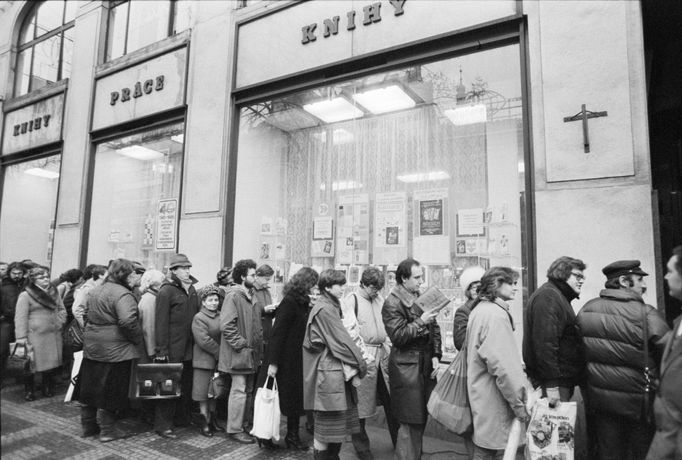 Sarah Perryová ví, jaké fronty se v někdejším Československu stály na knihy. Snímek z roku 1985.