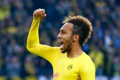 Dortmund zvítězil ve vestfálském derby, Gebre Selassie skončil na nosítkách