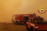 S požáry na italském ostrově bojuje na 7500 hasičů, policistů i dobrovolníků.