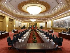 Jednání delegací v Pekingu.