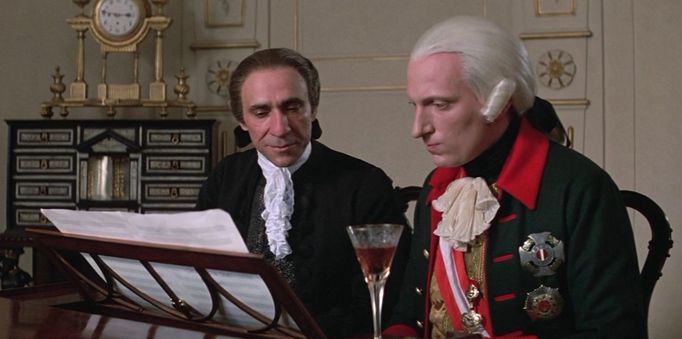 F. Murray Abraham jako Antonio Salieri a Jeffrey Jones v roli císaře Josefa II.