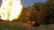 Ukrajinci pálí z tanku T-80, který dříve ukořistili ruským okupantům.