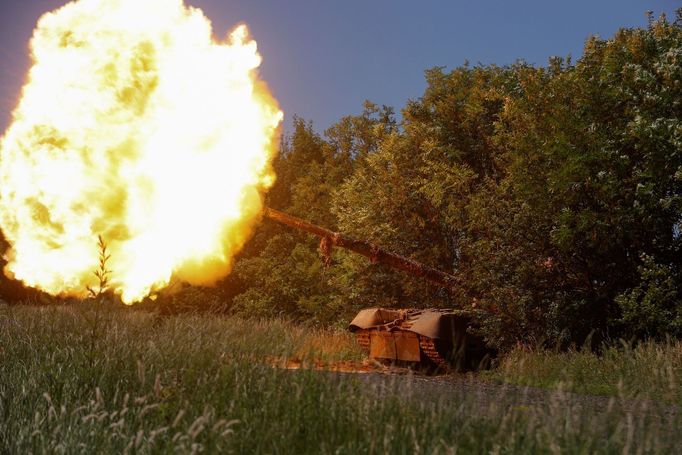 Ukrajinci pálí z tanku T-80, který dříve ukořistili ruským okupantům.