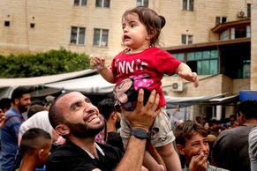 Obrazem: "Chvála Bohu, že je konec." Palestinci vítají začátek příměří