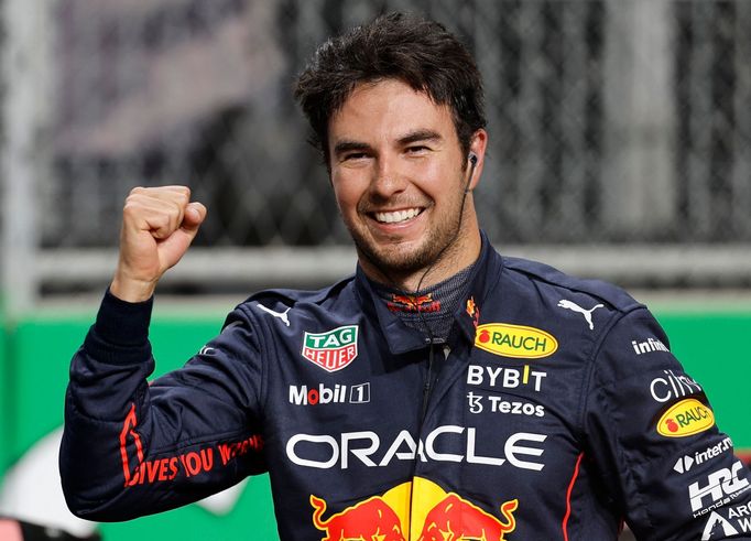 Seriog Pérez z Red Bullu slaví triumf v kvalifikaci na VC Saúdské Arábie F1 2022