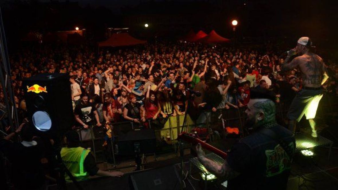 Odreagování před zkouškovým: Studenti pořádají open air festival MEZI BLOKY