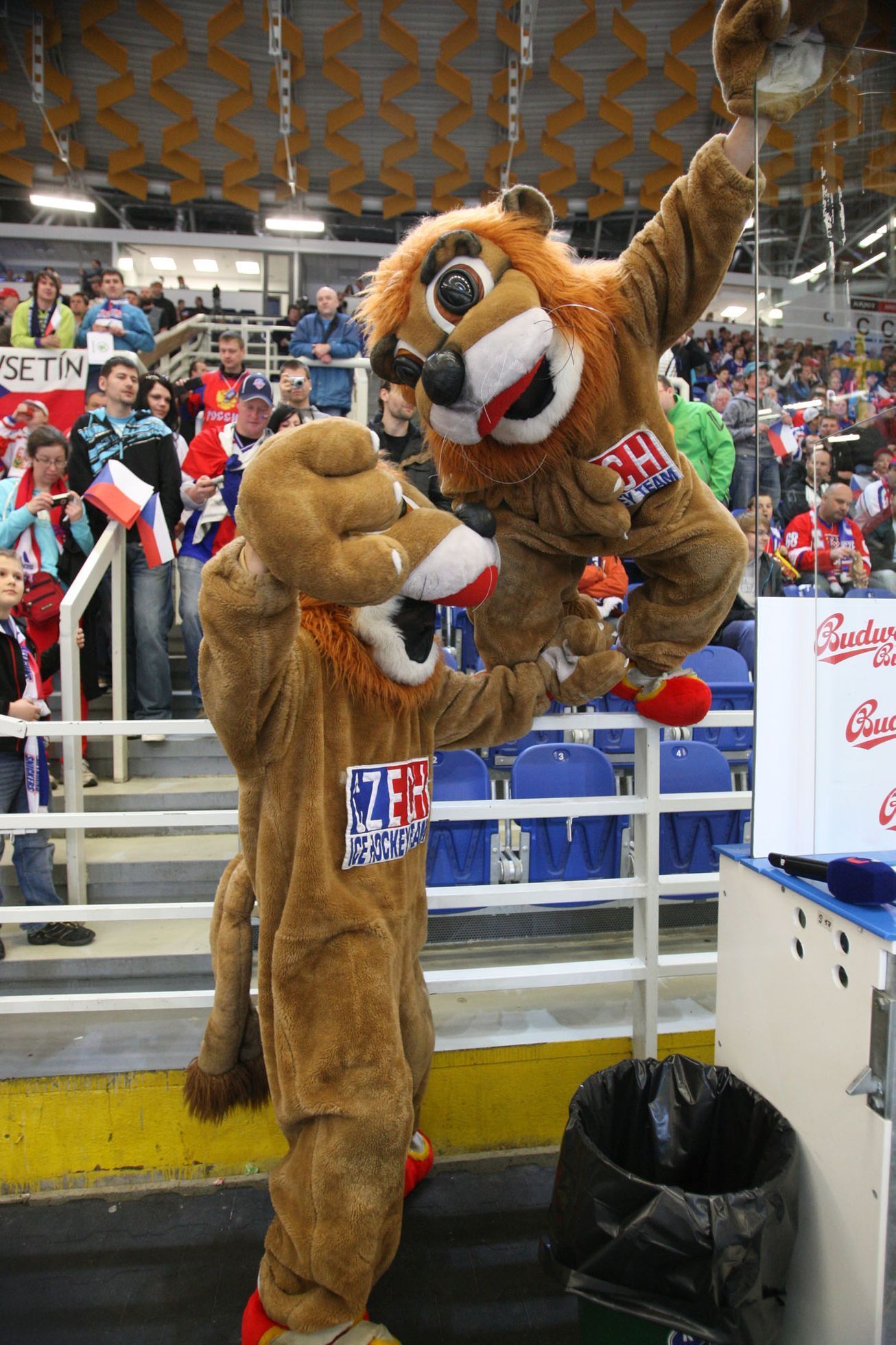 Hokej, České hokejové hry, Česko - Rusko: maskoti