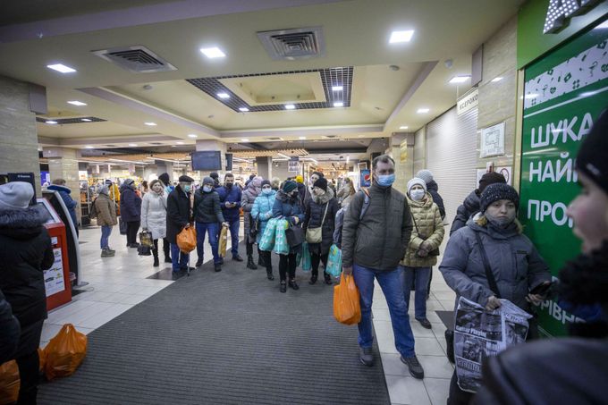 Fronta lidí u bankomatu v Kramatorsku na Ukrajině. Ruský útok na Ukrajinu. 24. 2. 2022