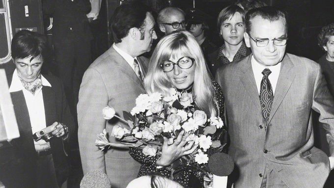 Italská herečka Monica Vitti s tehdejším ředitelem Berlinale Alfredem Bauerem, 1971.