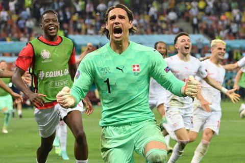 ME ve fotbale 2021, Francie - Švýcarsko: Yann Sommer a Švýcaři oslavují postup