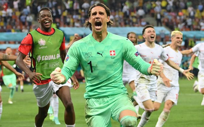 ME ve fotbale 2021, Francie - Švýcarsko: Yann Sommer a Švýcaři oslavují postup.