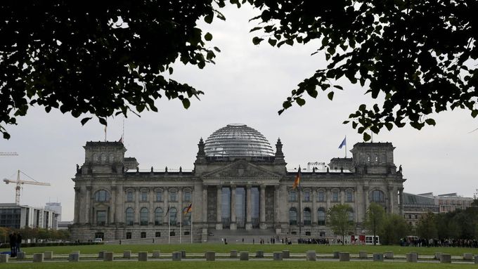 Turisté hajlovali před budou Říšského sněmu v Berlíně.
