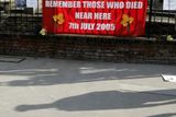 "Vzpomínáme na ty, kteří zahynuli nedaleko odtud," píše se na transparentu nedaleko stanice Aldgate.