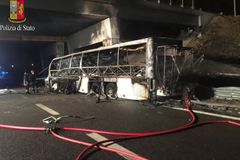 Šestnáct lidí zemřelo při nehodě maďarského školního autobusu na severu Itálie