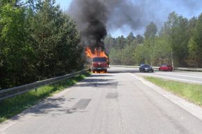 Na E55 poblíž Drahotěšic plameny zachvátily tatru