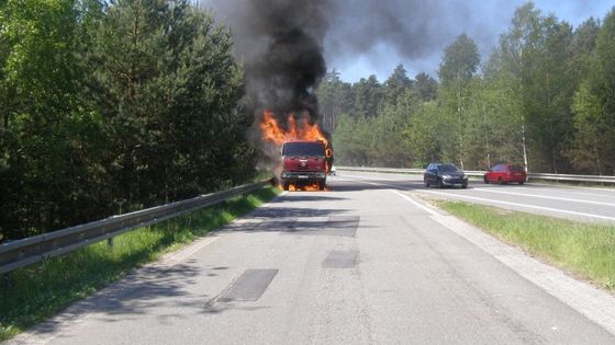 Na E55 poblíž Drahotěšic plameny zachvátily tatru