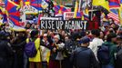 Návštěvu ale provázely i protesty - například na podporu Tibeťanů, které Peking dlouhodobě perzekuuje.