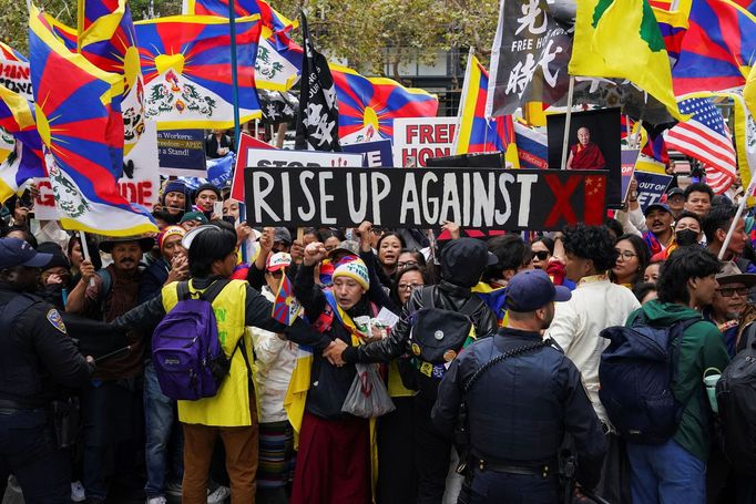 Návštěvu ale provázely i protesty - například na podporu Tibeťanů, které Peking dlouhodobě perzekuuje.
