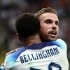 Jordan Henderson a Jude Bellingham slaví gól v osmifinále MS 2022 Anglie - Senegal