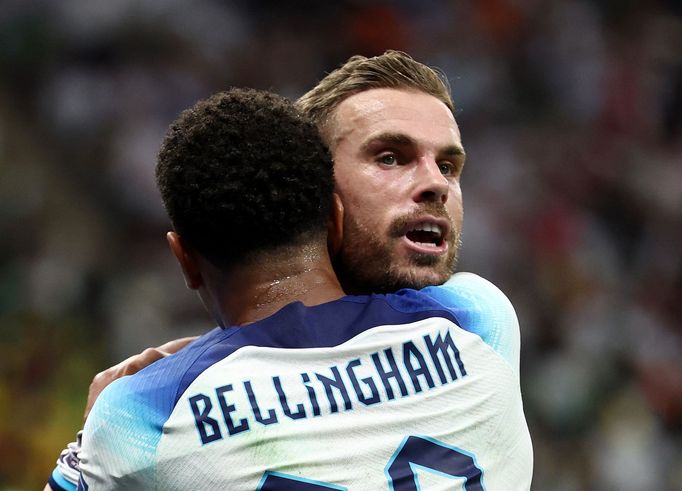 Jordan Henderson a Jude Bellingham slaví gól v osmifinále MS 2022 Anglie - Senegal