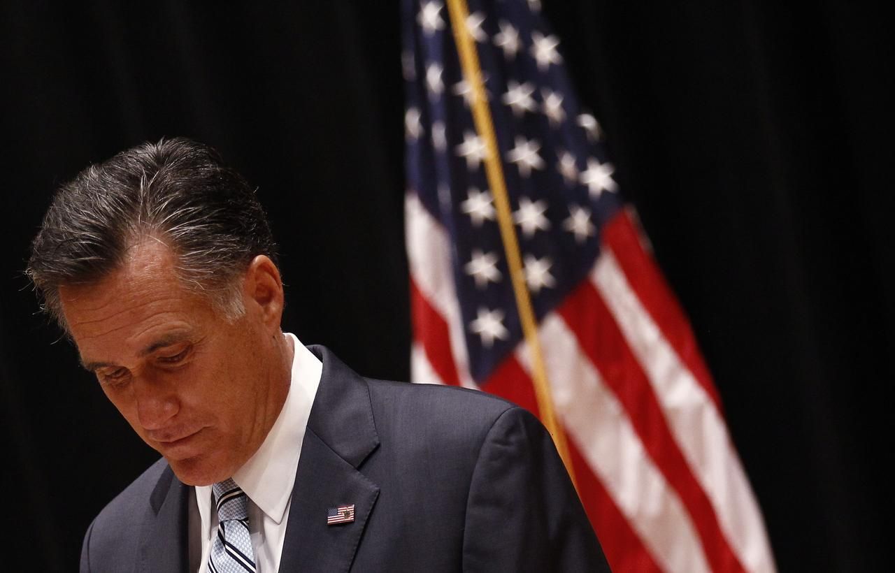 Mitt Romney hovoří v Los Angeles k novinářům