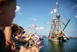 Na snímku můžete vidět repliku slavné lodi s názvem Mayflower II. Ta letos 10. srpna dorazila do amerického přístavu Plymouth v Massachusetts, aby připomněla 400leté výročí. V přístavu ji vítaly davy nadšenců s americkými vlaječkami.