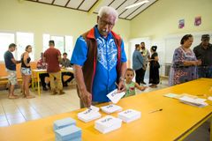 Nová Kaledonie zůstane součástí Francie, odhlasovali obyvatelé v referendu