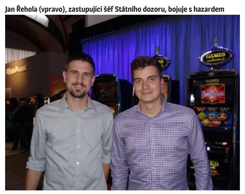 Bývalý šéf dozoru nad loteriemi Jan Řehola (vpravo) na veletrhu hracích přístrojů v Praze