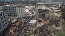 Crowds gather at the collapsed Rana Plaza building as people rescue garment workers trapped in the rubble, in Savar, 30 km (19 miles) outside Dhaka April 24, 2013. The eight-storey block housing garment factories and a shopping centre collapsed on the outskirts of the Bangladeshi capital on Wednesday, killing at least 25 people and injuring more than 500, the Ntv television news channel reported. REUTERS/Andrew Biraj (BANGLADESH - Tags: DISASTER BUSINESS EMPLOYMENT) Published: Dub. 24, 2013, 8:04 dop.