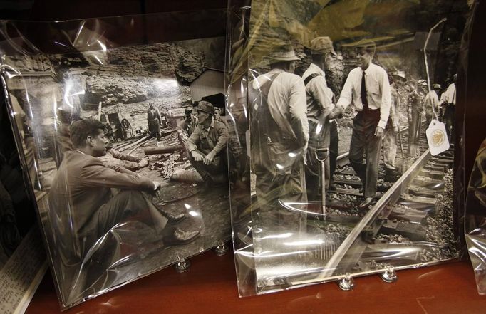 Photos of former U.S. President John F. Kennedy campaigning and speaking with coal miners are displayed as part of the McInnis Auctioneers Presidential Auction in Amesbury, Massachusetts February 10, 2013. The auction which features the estate of the late David Powers, special assistant to former president John F. Kennedy, will take place on February 17. REUTERS/Jessica Rinaldi (UNITED STATES - Tags: POLITICS BUSINESS) Published: Úno. 10, 2013, 10:01 odp.