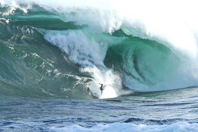 Surfař James McKee v australských vlnách.