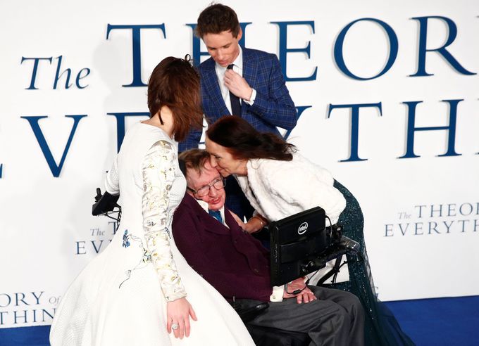 Jane Wilde Hawkingová líbá svého bývalého manžela Stephena Hawkinga na britské premiéře filmu Teorie všeho, který vypráví Hawkingův životní příběh.