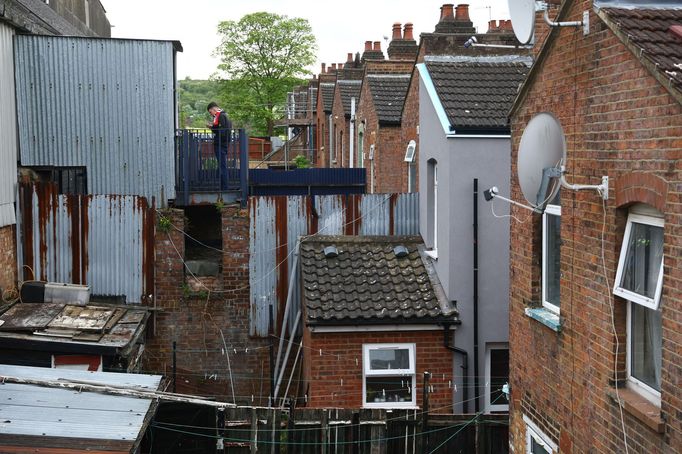 Do sektoru hostů se na Kenilworth Road jde nad dvorky obytných domů, které jsou v těsné blízkosti stadionu.