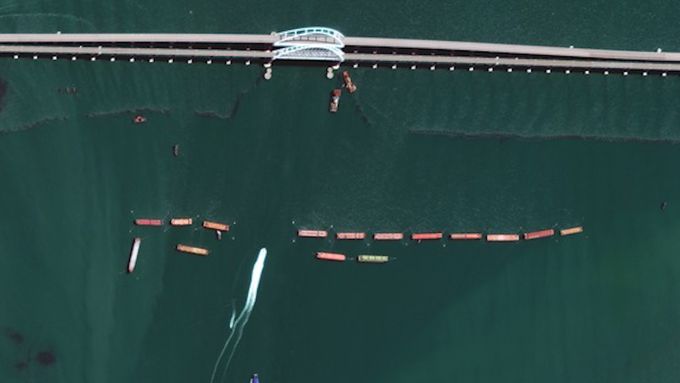 Satelitní snímky ukazují, jak Rusko před Kerčským mostem staví lodě do cesty ukrajinským dronům
