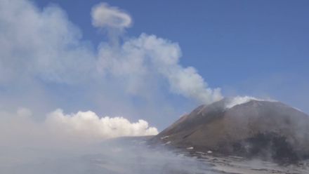 Etna kouzlí. Nad sopkou se objevil jedinečný úkaz – kruhy z kouře