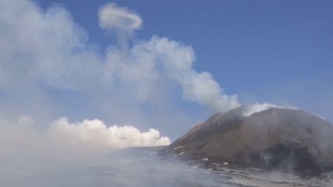 Etna kouzlí. Nad sopkou se objevil jedinečný úkaz – kruhy z kouře