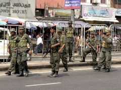 Srílanští vojáci hlídkují v Colombu po útoku sebevražedné atentácnice na největším vlakovém nádraží ve městě