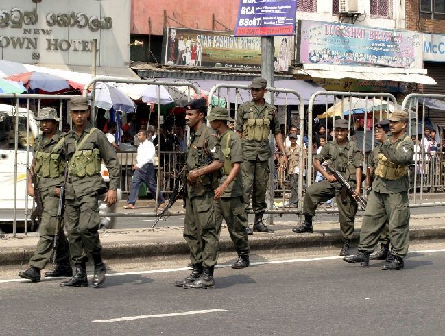 Srílanští vojáci hlídkují v Colombu