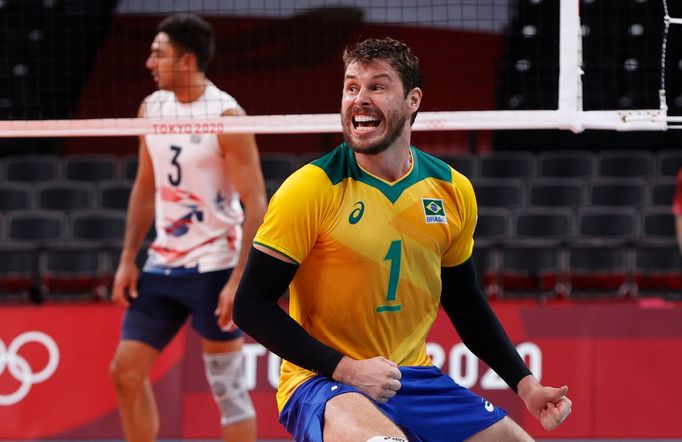 Brazilský volejbalista Bruno slaví triumf nad USA na OH 2020.