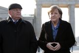 Gorbačov s Merkelovou na procházce Berlínem (únor 2011).