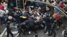 Riot police clash with protesters close to Spain's Parliament during a demostration in Madrid, September 25, 2012. Police prepared on Tuesday for anti-austerity demonstrations in Spain's capital ahead of the government's tough 2013 budget that will cut into social services as the country teeters on the brink of a bailout. REUTERS/Andrea Comas (SPAIN - Tags: CIVIL UNREST POLITICS BUSINESS) Published: Zář. 25, 2012, 7:03 odp.